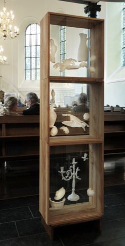 Foto: Drei K&auml;sten mit Papier-Stillleben in der Finkenbergkirche in Stolberg